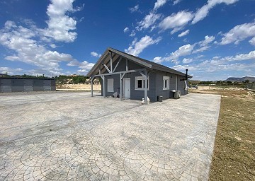 Nieuw pand met 3 slaapkamers en fantastische stallen in Monovar.