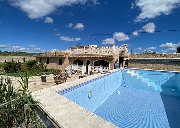 Casa de campo de 3 dormitorios con un apartamento anexo de 2 dormitorios más un estudio de 1 dormitorio en Sax.