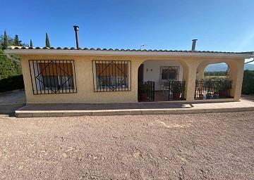 Fabulous 4 Bed Villa with Self-Contained Guest House in Sax.