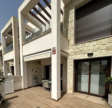 Impresionante bungalow en planta baja con piscina comunitaria