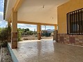 Villa met 4 slaapkamers en 2 badkamers, groot perceel met ruimte voor zwembad, stallen of bedrijf in Pinoso Villas