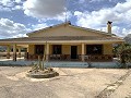 Villa met 4 slaapkamers en 2 badkamers, groot perceel met ruimte voor zwembad, stallen of bedrijf in Pinoso Villas