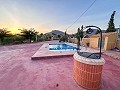 Villa met zwembad en halve grot met barbecue en garage in La Alcoraya in Pinoso Villas