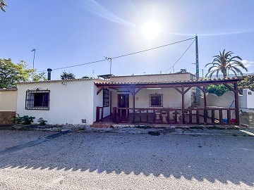 Espaciosa Casa Cueva con Terreno en Casas del Señor