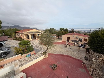 Lovely 5 bed 3 Bath Villa in Sax.