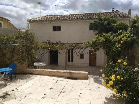 Spacious 4 bed village house in Torre Del Rico