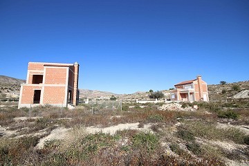Twee woningen op een groot perceel voorbereid voor 11 villa's, in Baños de Fortuna, Murcia