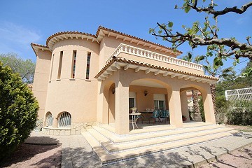 Freistehende Villa mit Gästehaus in Loma Bada, Alicante