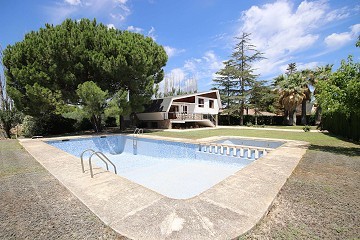 Villa individual con piscina en Loma Bada