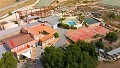 Groot landhuis met marmeren bedrijf en druivenplantage in Pinoso Villas
