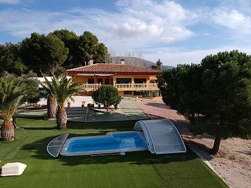 Grande villa individuelle avec piscine proche de la ville à Elda-Petrer