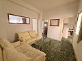 2 slaapkamer appartement en winkel (of garage) voor modernisering in Pinoso Villas