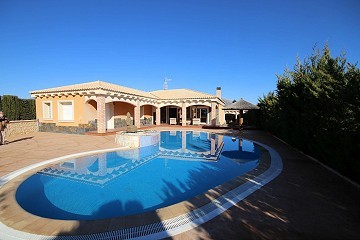 Schöne freistehende Villa in Caudete mit Pool