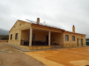 Lovely 3 Bed Villa and Pool in Caudete