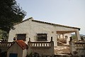 Casa de campo de 3 dormitorios y 2 baños para reformar in Pinoso Villas