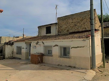 3 Bed Country house & Storage depot 10 mins walk to Barinas Town