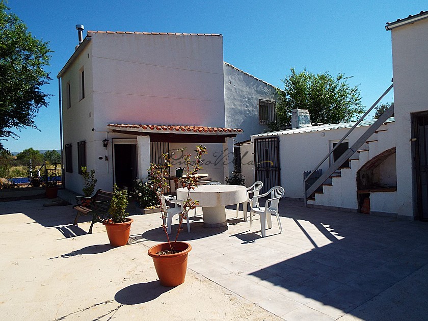 4 Bed Villa with Pool, outbuildings and walk to Town in Pinoso Villas