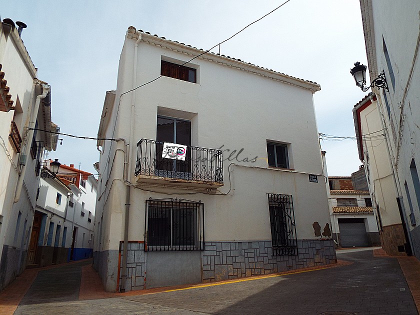 Large Townhouse with 2 separate apartments and Garage in Pinoso Villas