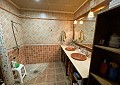 Enorme villa de 5 dormitorios y 3 baños con establos in Pinoso Villas