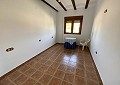 Enorme villa de 5 dormitorios y 3 baños con establos in Pinoso Villas