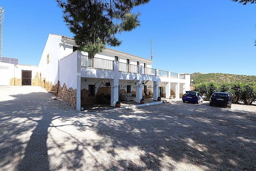 Indrukwekkend groot huis met 2e huis plus zwembad en garages in Pinoso Villas