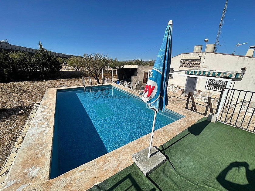 4 bed villa 2 bath villa with pool, needing a little TLC in Pinoso Villas