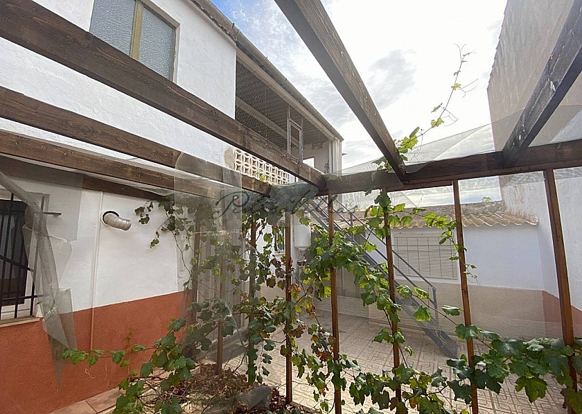 Groot herenhuis met 4 slaapkamers naast het platteland in Pinoso Villas