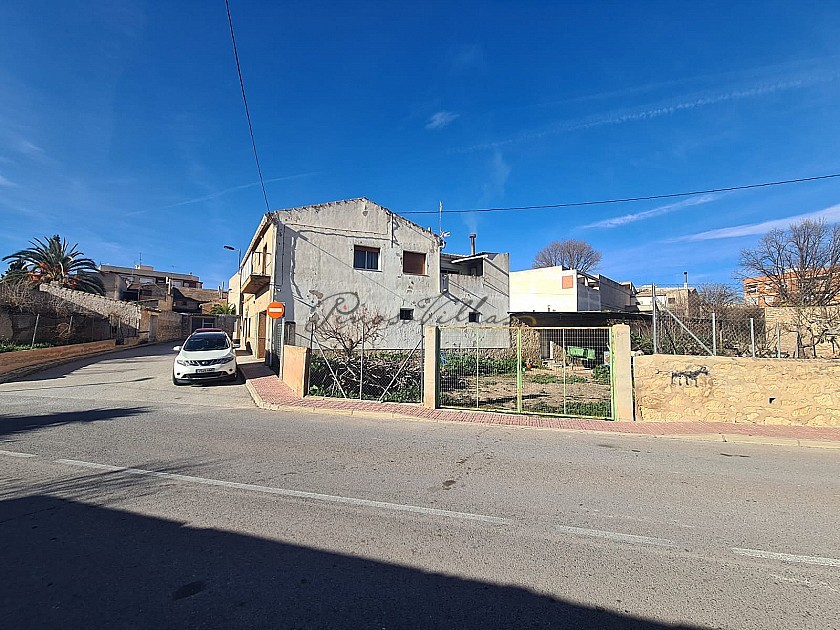 Large Town House with land and business potential in Pinoso Villas