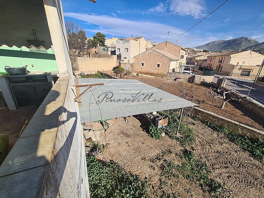Large Town House with land and business potential in Pinoso Villas