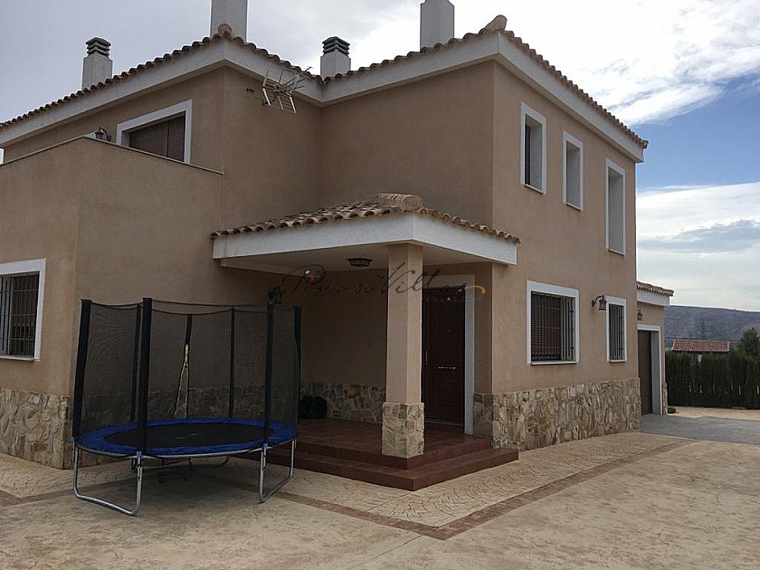 Large executive 5 bed home with 10x5 pool in Pinoso Villas
