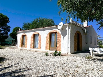 Stunning 4 Bed Villa with Pool in Caudete