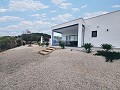 Villa casi nueva de 3/4 dormitorios con piscina, garaje doble y trastero. in Pinoso Villas