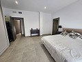 Fast neue 3/4-Schlafzimmer-Villa mit Pool, Doppelgarage und Abstellraum in Pinoso Villas