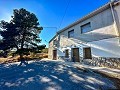 Huge house in the countryside with plots in Pinoso in Pinoso Villas