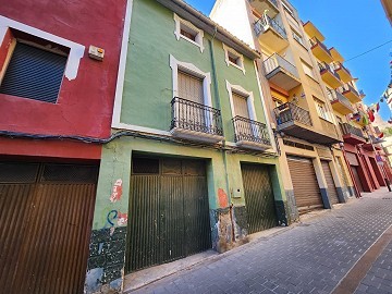 Large house with garages to reform in the centre of Villena