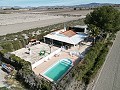 Preciosa casa de 2 dormitorios con piscina, agua corriente y energía solar. in Pinoso Villas