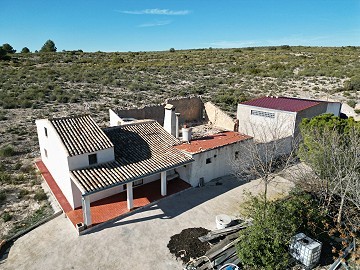 5 Bed 1 Bath Country House in Caudete