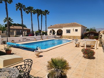 Villa de 3 dormitorios y 2 baños en Catral con piscina y acceso asfaltado