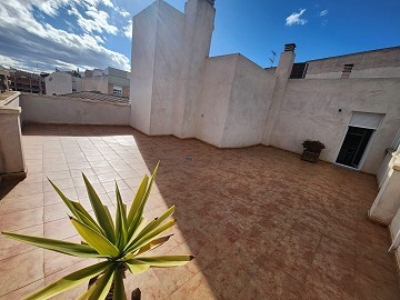 Large 3 Bedroom, 2 bathroom apartment with massive private roof terrace