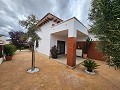 Villa urbana de 3 dormitorios a poca distancia de Monovar con piscina comunitaria y pistas de pádel in Pinoso Villas