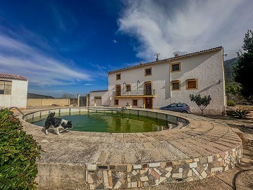 Huge 11-bedroom Villa with pool in Ontinyent
